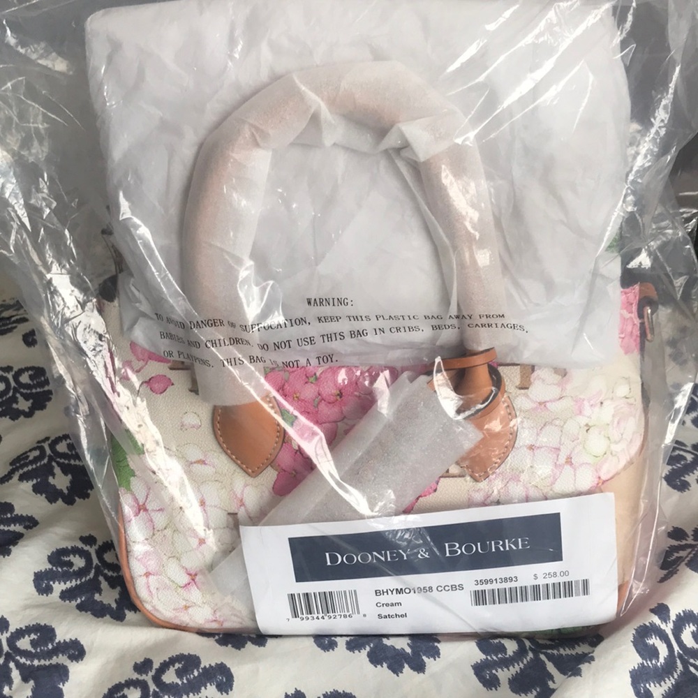 Dooney & Bourke cream handbag